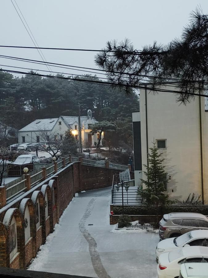 The Castle Stay Chuncheon Exteriör bild