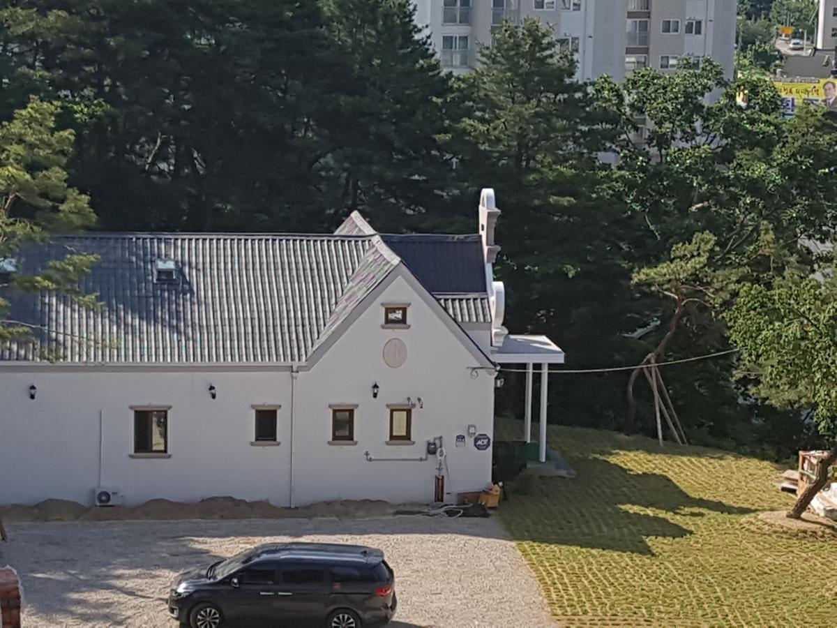The Castle Stay Chuncheon Exteriör bild