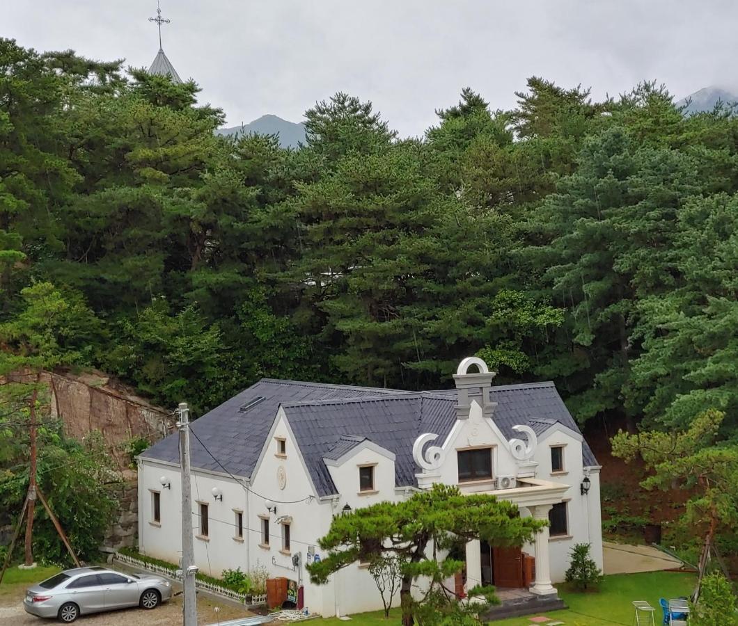 The Castle Stay Chuncheon Exteriör bild